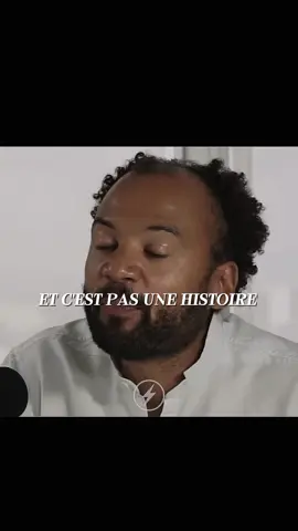 Arrête de chialer. Personne ne va venir te sauver. Personne ne va te tendre la main. Les gens s’en foutent de tes rêves, de tes objectifs, de ta vie. Toi seul peux changer ton futur. Tu veux quelque chose ? Alors bouge. Maintenant. Pas demain. Pas “quand j’aurai le temps”. Fait-le. Chaque putain de jour. Même quand t’en as pas envie. Même quand t’as peur. Même quand tout le monde te dit que c’est impossible. Parce que la vérité, c’est que personne ne va le faire à ta place. Tu veux des résultats ? Alors travaille. Tu veux avancer ? Alors arrête de parler, arrête d’attendre et agis. Sois celui qui fait. Sois celui qui ne recule jamais. Parce que dans la vie, il n’y a qu’une règle : tu gagnes si tu bouges, tu perds si tu restes immobile. Alors bouge. Fais-le. Maintenan #developpementpersonnel #motivation #discipline #citation #réussite 