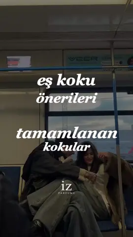 Eş parfüm seçiminde teknik uyum, koku ailelerinin birbirini tamamlamasıyla sağlanır. Odunsu kokular çiçeksi veya amberli parfümlerle buluştuğunda sıcak ve dengeli bir etki verir. Narenciyeli parfümler aromatik kokularla birleştiğinde ferahlık hissi güçlenir. Baharatlı kokular tatlı veya vanilyalı notalarla yumuşatılır, oryantal kokular ise sade ve odunsu yapılarla dengelenir. Bu denge sayesinde kokular karışmadan, birbirini tamamlayan uyumlu bir bütün oluşturur. Bu uyum, iki farklı kokunun bir araya gelerek tek bir enerji yaratmasıdır. Doğru eşleşmelerde ne biri baskın çıkar ne diğeri silinir; her ikisi de kendi karakterini koruyarak ortak bir denge oluşturur. Bu denge, birlikte olmanın hissini sadece görünürde değil, kokuda da hissettirir ve sosyalliği zirveye taşıyan unutulmaz bir iz bırakır. İz Parfüm, cilt uyumunu ön planda tutarak parfümlerinizi yeniden hazırlıyor. Gliserinsiz içerik, cilt irritasyon riskini azaltıyor ve koku notalarının doğal yayılımını güçlendiriyor. İz bırakman için... ✨ #parfüm #aşk #sevgilim 