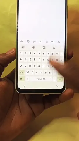 Découvre le secret cachée sous la barre d'espace de ton téléphone !  #astuce #android #samsung #clavier #techtok 