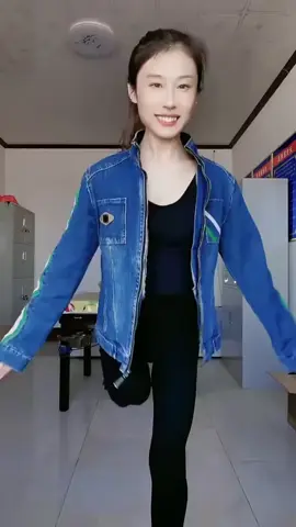 Ayla SAK amputee hopping:  www.amputeeclub.com #amputee #sak #oneleg #sakamputee #devotee 