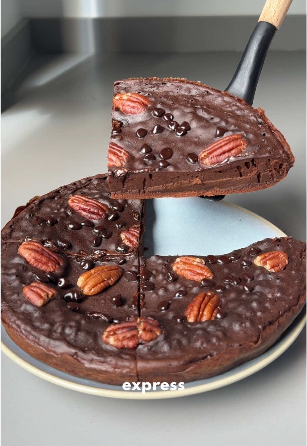 BROWNIE A LA SARTÉN 😍🍫 ▪️100g harina de avena o de trigo ▪️3 cdas chocolate negro derretido ▪️130ml leche o bebida vegetal ▪️45g cacao puro ▪️3 huevos ▪️1 cdta polvos de hornear ▪️Toppings: chips de chocolate y nueces 👉🏻Cocinar a fuego medio con la tapa unos 10 minutos, ponle los toppings antes de que se cocine del todo. #brownie #chocolate #recetasaludable #postrescaseros #postresaludable  