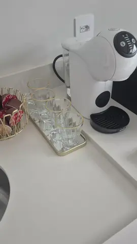 Elegância e sofisticação em cada detalhe ✨ Essa bandeja espelhada com borda dourada é perfeita para decorar sua penteadeira, banheiro ou sala, trazendo um toque de luxo e modernidade ao ambiente. 💛 Ideal para perfumes, velas ou acessórios — um charme que transforma qualquer cantinho! #bandejaespelhada #decoracaoluxo #banheirochic #penteadeiraorganizada #decoracaodourada     