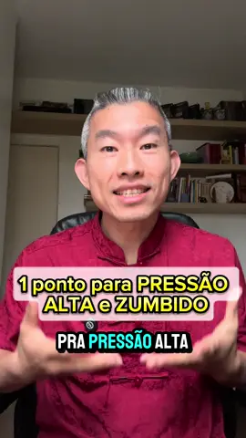 🧠💨 Você sabia que o ponto no topo da cabeça pode ajudar a baixar a pressão e aliviar o zumbido? Na Medicina Tradicional Chinesa, o VG20 (Bai Hui) é o ponto onde toda a energia do corpo se encontra — e também onde ela pode se desequilibrar. Quando o Yang sobe em excesso pra cabeça, é comum sentir: 	•	Pressão alta 	•	Tontura 	•	Zumbido 	•	Irritação e calor no rosto Ao estimular o VG20, essa energia começa a fluir de novo, descendo suavemente pelo corpo. ✨ A mente acalma, o fogo interno baixa e o som no ouvido diminui. Um toque leve no topo da cabeça, respiração profunda e presença no agora… — e você já começa a sentir o equilíbrio voltando. 🌬️