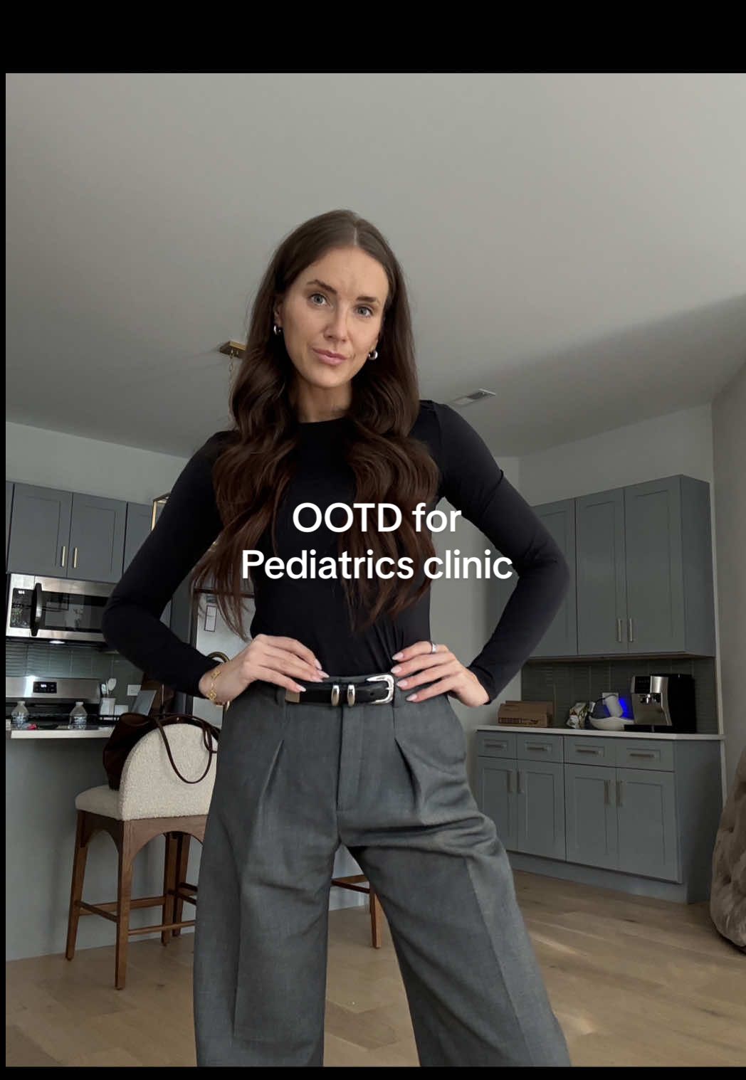 I am telling you guys these pants are the best thing I’ve ever worn @Aritzia #workwearstyle #medicalstudent #businesscasual #outfitoftheday #workfits 