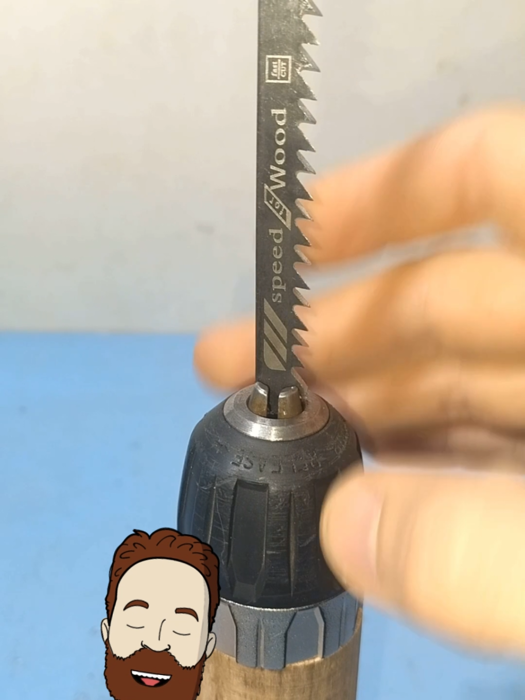 🧰 3 outils à fabriquer toi-même 👇 La 2e te sauvera quand t’essaieras de dévisser un flexible sous l’évier, et la dernière t’évitera d’en foutre partout quand tu perces un mur 😏 Like ❤️, commente 💬, abonne-toi 🔔, ajoute en favoris ⭐ et partage à ton pote bricoleur 👷‍♂️ #astucebricolage #outils #outilmaison #bricolage #mrtips 