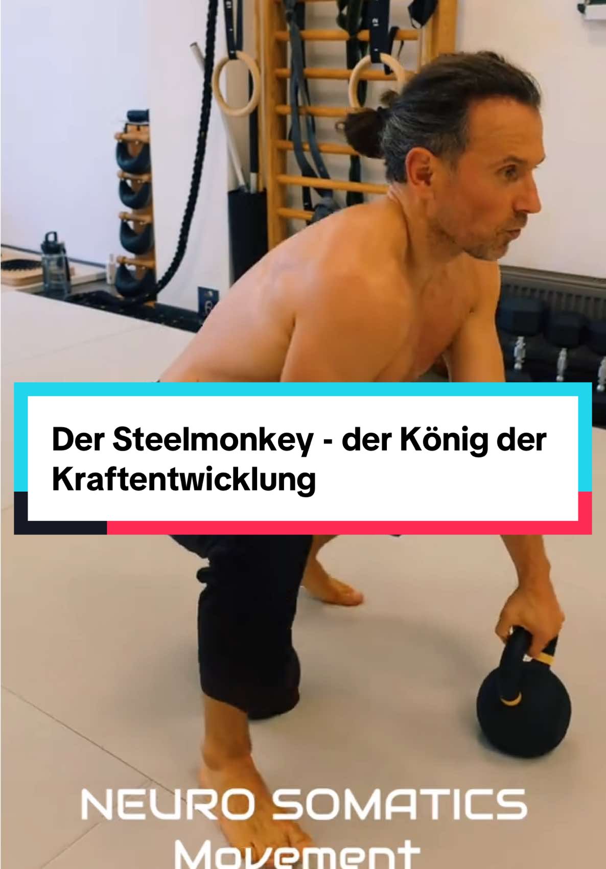 Der Steel Monkey vereint Kraft, Leichtigkeit und Flexibilität in einem Fluss. 🐒 Jede Bewegung aktiviert Körper, Geist und Nervensystem – pure Energie und Präsenz. ✨ Bewegung wird Ausdruck, Freiheit und Lebendigkeit. #movement #training #gorilla #neuro #somatics 