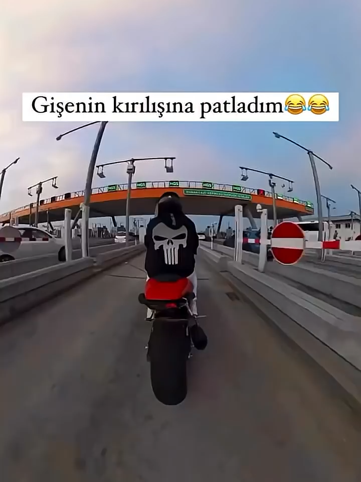Gişeden kaçmaya çalışırken gişeyi kıran motorcular izleyelim #komikvideolar #smartphone  #motovlog#memes #dragracing #race #fast #keşfet #tiktok #tiktokviral #trend #motovlog #motorcu #r7 #motorcycle #motor #moto #car #fyp #keşfetteyiz #shorts #kesfetteyiz #apple