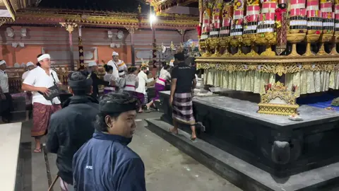 “Mabegal” Sebuah tradisi menceritakan pentingnya arti sebuah persaudaraan. . . Pujawali Ngepitu Desa Adat Belong