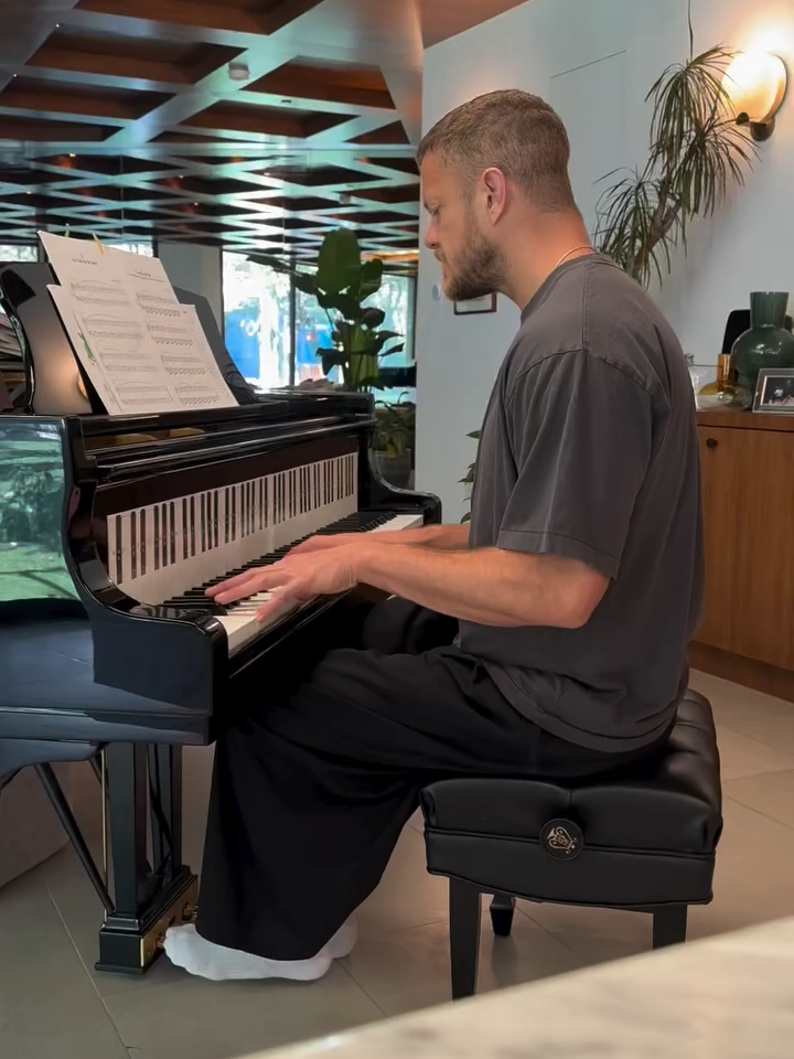 Dan Reynolds cantando Hallelujah (story de Minka Kelly en instagram)