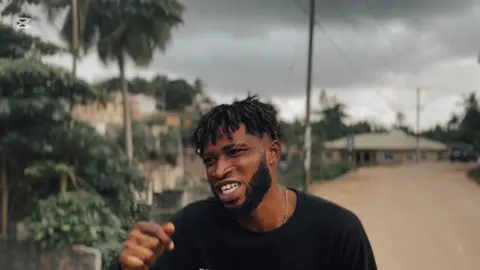 Fighting all this demons meb3 pa omoho a b3 di first @kwasilamar @Don Mello @TOM THE BOI 🦋♥️💙🇪🇸🇬🇭 @Peter @EMMANUEL 💵🤴💰 