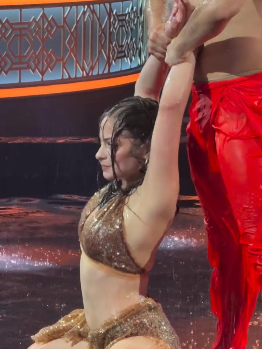 skar bailando bajo la lluvia 🔥🧁 #merenguito #skarlethlabra #fiebredebailechv @Skarleeeeth🧝🏻‍♀️ @PolloMauri 