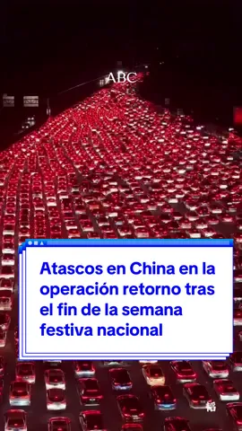 🚙 China ha concluido la semana de vacaciones por su Día Nacional con una masiva operación retorno en la que ha habido millones de desplazamientos en las carreteras, aeropuertos y estaciones ferroviarias de todo el país. La acumulación de coches en las carreteras chinas es tan descomunal en estas fechas que al inicio de las vacaciones las autoridades advirtieron de que podían producirse at4scos de hasta 36 horas de duración.  Entre las medidas de refuerzo para esos días figuraban la eliminación del pago de peaje en autopistas para los vehículos de hasta siete pasajeros con el fin de agilizar el tráfico rodado. Las grandes ciudades también habían puesto en marcha planes para reforzar sus sistemas de transporte en estos días, incluyendo la apertura de todos los carriles de las autopistas, presencia preventiva de grúas y equipos de r3sc4te, así como, el incremento de las estaciones de carga para vehículos eléctricos. #China #atasco #vacaciones #desplazamientos #coches  