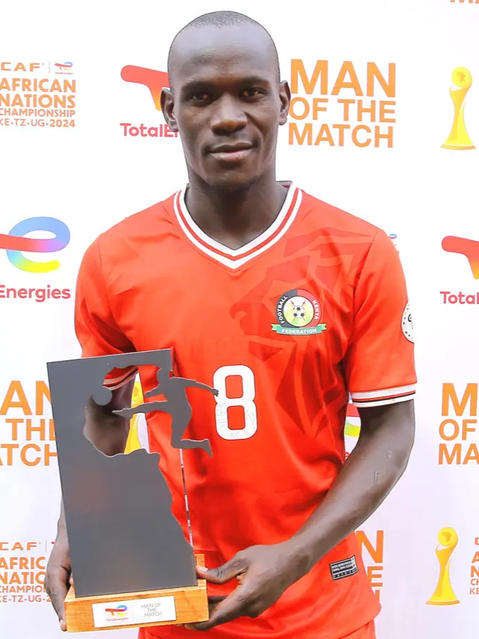 When greatness recognizes greatness — Yankuba Minteh saluted Alpha Onyango at #AFCON2024! 👑💪 #RockersNation @shatta_bway @selectormunga