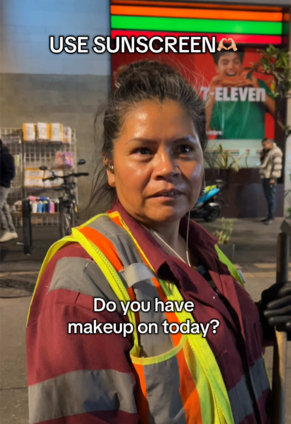 I couldn’t help but stop this lovely lady in Mexico City to ask her her skincare routine 🫶🏼 #sunscreen #mexicocity 
