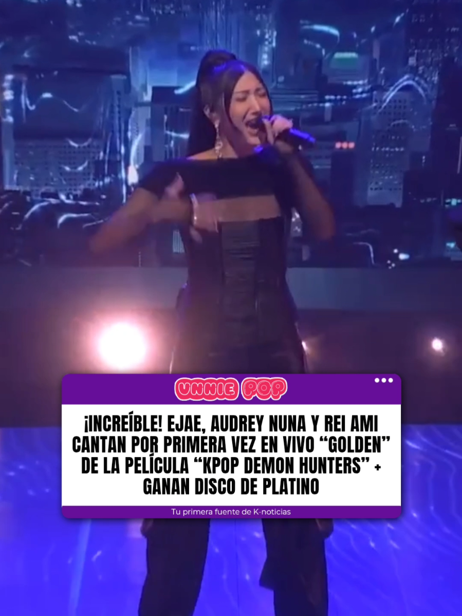 ¡La Hoonmon está sellada! EJAE, Audrey Nuna y Rei Ami debutaron en The Tonight Show Starring Jimmy Fallon con su tema “Golden”, parte de la banda sonora de “KPop Demon Hunters”. La canción, interpretada por el grupo ficticio HUNTR/X, se volvió un fenómeno global y obtuvo disco de platino por sus ventas y reproducciones en streaming. #Kpop #KpopDemonHunters #HUNTRX #fyp #news 