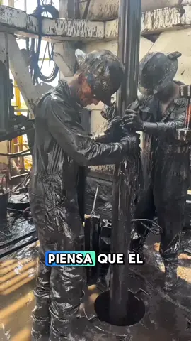 El petroleo que extraen de la tierra no es gasolina, es crudo #oil #hardwork #gasoline #extractions #fabric 