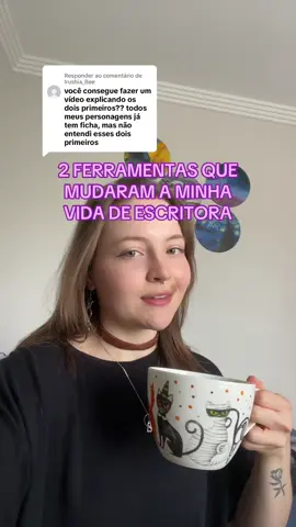 Respondendo a @Irushia_Bee  Em suma: 🪻 Estrutura da narrativa: você organiza os principais eventos da história e arquiteta a forma como ela vai se desenrolar de uma maneira geral. Existem diversas estruturas da narrativa,   mas a de 3 Atos é bem famosa e acaba servindo de base para muitas das outras. A estrutura da narativa te ajuda a amarrar a tua história e garantir que ela ta se mantendo coerente e nao ta se perdendo no meio dela mesma! 🪻Escaleta: vc pega a estrutura da narrativa e desmembra ela em pedacinhos (os capitulos!), sempre prestando atenção nos ganchos, na forma como vc vai começar cada capitulo levando em consideraçao oq aconteceu no anterior. É como um roteiro do que vai acontecer em cada capitulo, e é importante que ela esteja em consonância com a estrutura da narrativa que vc planejou (uma complementa a outra). Depois que vc montou a sua estrutura da narrativa, fazer a escaleta fica menos cansativo pois vc já sabe o rumo que as coisas vão tomar.  Na escaleta é hora de vc soltar a imaginação pra atar os pontos de virada da história um ao outro através dos acontecimentos!  📝 Estrutura na narrativa é o mapa da cidade olhado de cima, sem detalhes demais. A escaleta é vc dando zoom em cada rua e definindo oq vai ter nelas pra formar a cidade que vc viu de cima.  🩷 Pessoal, eu não sou nenhuma profissional habilitada da área, comecei só agora a ir atrás dessas coisas e expliquei da forma que estou entendendo a partir do que estudei sozinha. Se tiver algo a acrescentar ou mesmo me corrigir, fique à vontade para assim fazê-lo 💕 que todos possamos crescer juntos aqui.  #writertok #escritora #fy 