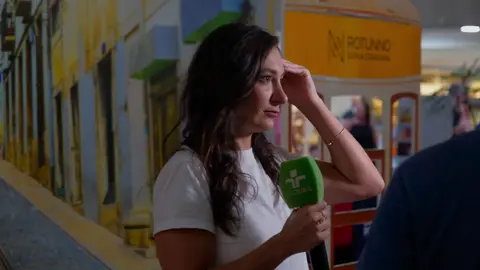 Nos bastidores da gravação pra TV Cultura, a Skinny Dogs colou pra registrar cada detalhe dessa entrevista braba com a CEO da Rotunno Cidadania 🇮🇹🎤 — um papo profundo sobre resgatar suas origens, entender seus direitos e descobrir como a dupla cidadania pode mudar completamente sua vida. Foi um dia de corre, foco e visão 💼📸 — a gente captou tudo: desde o set, os takes, as pausas, até os momentos reais que fazem o audiovisual ser o que é. Esse trampo não é só gravação, é história sendo contada com propósito. Se você curte bastidores, empreendedorismo, e quer entender mais sobre direitos que você talvez nem saiba que tem, esse conteúdo é pra você! 💡 🎥 Produção: @skinnydogsoficial 👤 Entrevista: @rotunnocidadania 📺 Exibição: TV Cultura #SkinnyDogs #Bastidores #Audiovisual #TVCultura #RotunnoCidadania             