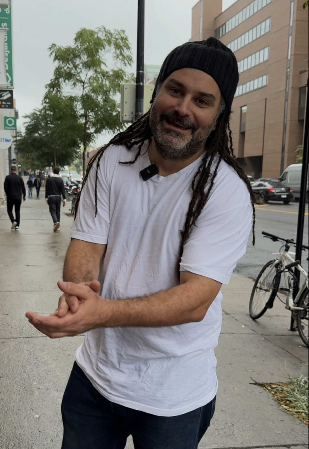 Phil vous fait visiter le rez-de-chaussée de la toute nouvelle boutique Empire Montréal. L’ouverture officielle aura lieu le 18 octobre — ça s’en vient vite! #streetwear #montreal #skateboard #snowboard #boutique 