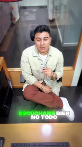 No todo el que te sonríe es tu amigo. No todo el que te escucha, te entiende. Y no todo el que te acompaña, lo hace de corazón. Cuida a quién le cuentas tus logros y tus heridas. No cualquiera merece ver tus luces ni tus sombras. Porque la confianza no se da, se gana. Rodéate de los que te celebran sin público, te defienden sin que lo pidas y te abrazan sin medir. Esa gente vale oro. ✨ #ReflexiónDelDía #ConfianzaVerdadera #AmistadReal #RecargasParaElAlma #VíctorRey       