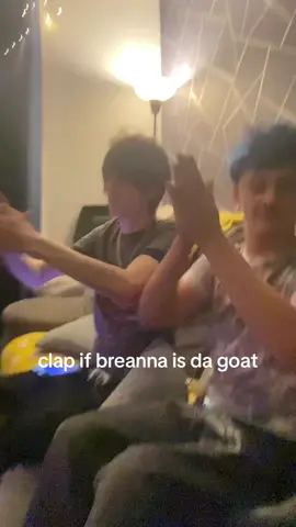 @boomshackalaca0 @pyrate☠︎︎ all the emos clap in unison #breannabeeba #emos #breannadagoat 