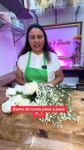 Ramo de novia paso a paso 💍💐 Cada flor tiene su encanto y juntos forman un diseño lleno de amor. 💕 Mira cómo realizo este hermoso ramo de novia y aprende conmigo el arte del diseño floral. 🌸 #DiseñandoConBlanca #RamoDeNovia #FloralDesign #FloresConAmor #BridalBouquet