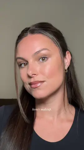 🍯 @Diorbeauty foundation stick @Armani beauty luminous silk concealer @makeupbymario loose powder, liquid eyeshadow shade taupe & lip gloss shade bare @urban decay cowboy caviar @Lancôme eyeliner French chocolate  @Hourglass Cosmetics unlocked mascara @m.ph by Mary Phillips bittersweet lip liner