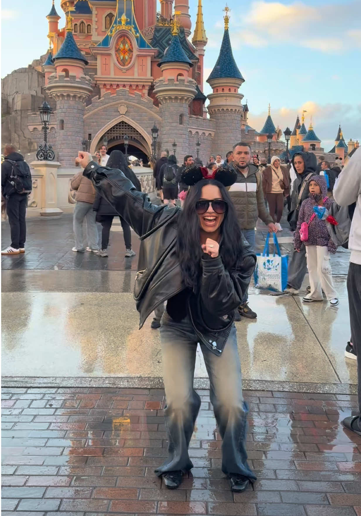 disknees 👏🏼 fashion show 👏🏼 archival vintage 👏🏼 caviar dinner 👏🏼 burlesque performance 👏🏼 so many things to do!! light work with @tripadvisor #tripadvisorpartner #sponsored #pfw