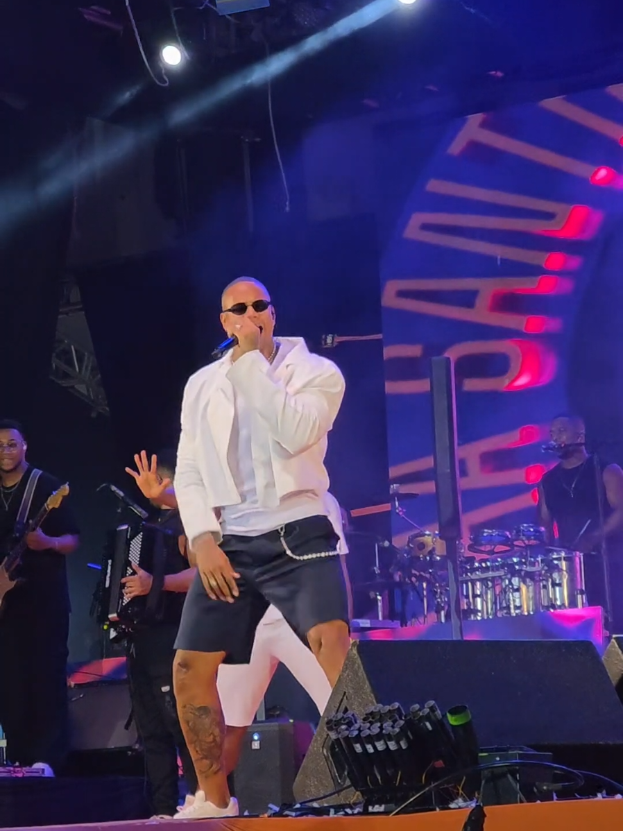 Léo Santana canta 
