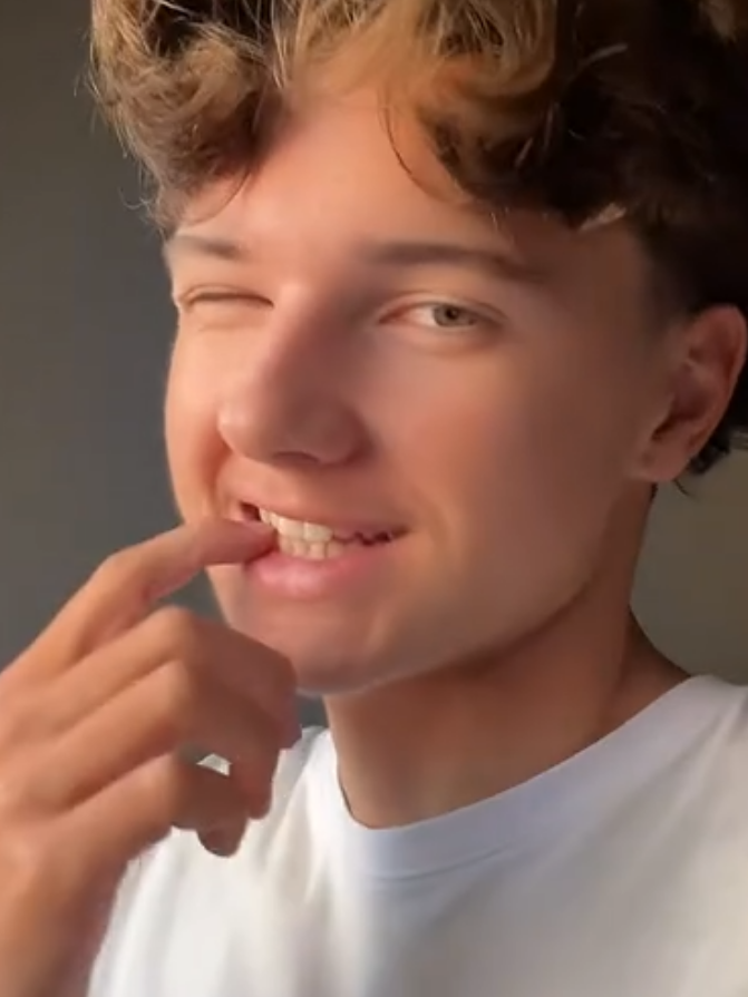 no responde pero siempre tira un laikiiii #french #boy #fyu #fyp #giovannivazquezgonzalez