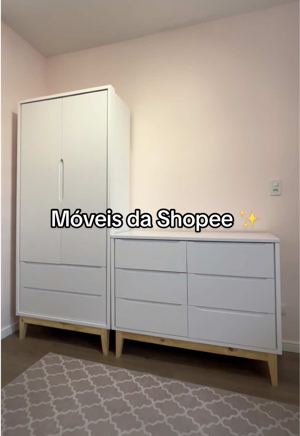 O que seria das mamães sem as compras da internet?? 😜 Cômoda e guarda roupas da Móveis Reller, compradas na nossa best amiga Shopee  Link nos comentários 💖 #Enxoval #enxovaldebebe #quartoinfantil #maedemenina #fy 