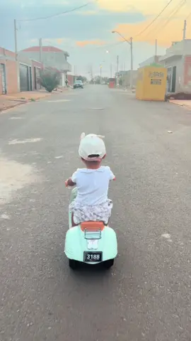 Ela ficou super feliz com a sua Motinha!! 🥹💕Obrigado vovós e vovôs pelo presente 🥰🥰. . . . . . #diadascriança #motoelectrica #presente