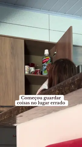 Às vezes os sinais estão bem diante de nós… Mas parece impossível acreditar que é real. Hoje eu entendo: cada pequeno gesto, cada confusão, cada história inventada… Era o Alzheimer mostrando que o mundo dela já estava mudando. 💜 Cuidar é amar — mesmo quando o amor precisa lembrar por dois #Alzheimer #emocionante #AntesEDepois #tiktokviral #cratorsearchinsight 