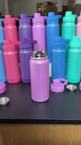 🥤 Garrafa Térmica Inox Premium – mantém sua bebida na temperatura ideal por horas! Tampa antivazamento e bico rosqueável para praticidade total. 💧✨ #garrafatermica #inox #cozinha