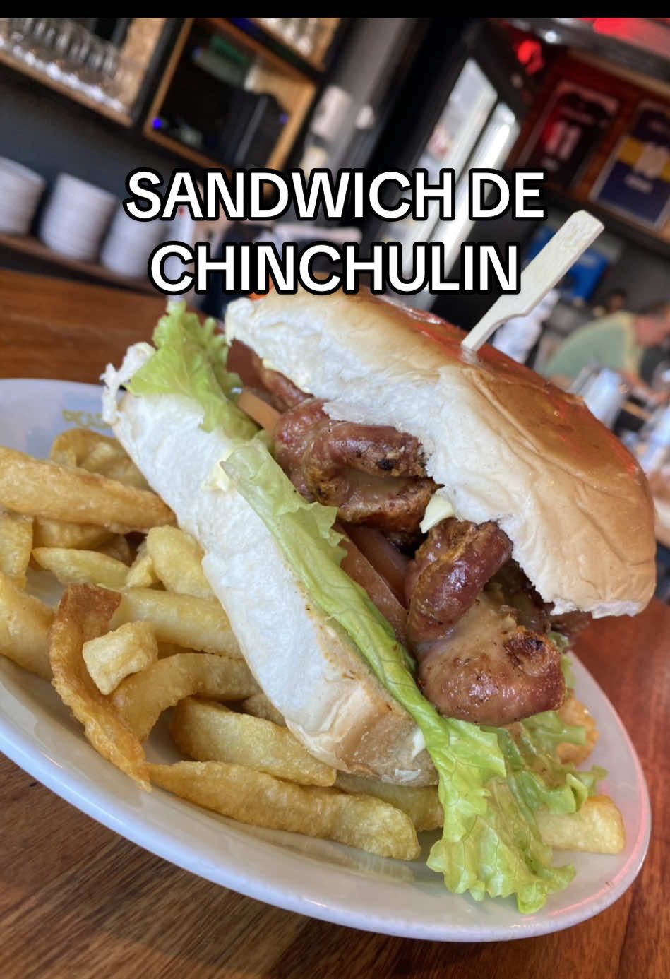 Juntamos dos cosas que nos encantan a los argentinos 🇦🇷🔥 El chinchulín a la parrilla.. hecho sándwich 🥖🥩 Uno de los más pedidos de Rosario, y con razón 😏 📍Av. Pellegrini 3180 – Picado Fino Vení a probarlo y contanos 👇 Sos de usar chimichurri o criolla? 🫕🔥 . #rosario #rosariosantafeargentina #parrillaargentina #parrillada #argentina 