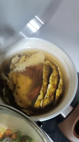casca de 1 Abacaxi inteiro canela em pau cravo  Gengibre  coloquei no olho mesmo, varias canelas em pau, varios cravinhos e um pedaço pequeno de gengibre!  essa receita é maravilhosa pra quem quer emagrecer e ter mais saúde pois com o passar do tempo nosso intestino fica revestido com uma película/membrana que impede a absorção dos nutrientes, essa película vem de todos os alimentos ultraprocessados, açúcares, condimentos, agrotóxicos, etc que a gente consome. Esse chá vai eliminar toda essa membrana e as toxinas do seu intestino! Experimenta ferver tudo isso por 30 minutos e depois tomar 2 a 3 xícaras (200ml) por dia! depois me conta se voce se sentiu melhor! #healthylifestyle #pineappletea #cinnamon #happinessinacup 