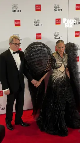 Sarah Jessica Parker's wing made it hard for husband Matthew Broderick to pose with her on the New York City Ballet 2025 Fall Fashion Gala red carpet in NYC 😂🪽