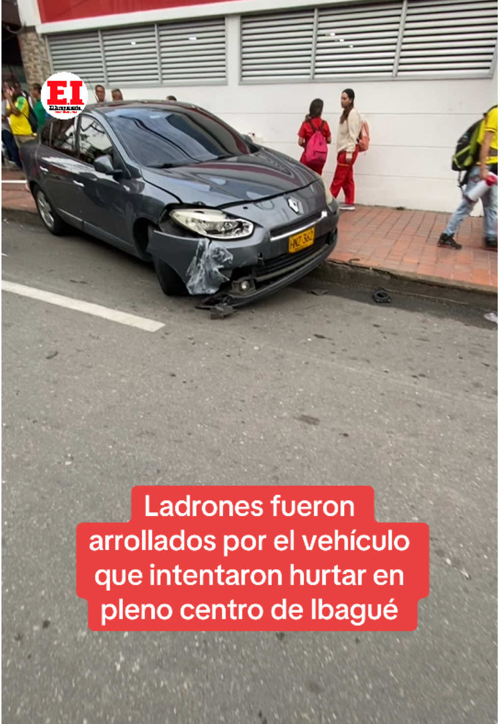 #Atención | Ladrones fueron arrollados por el vehículo que intentaron hurtar en pleno centro de #ibague