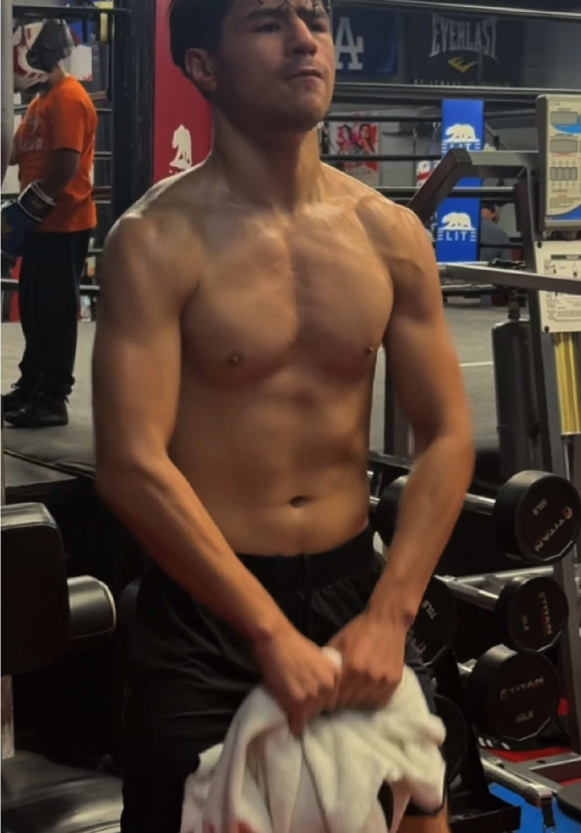 Quietly grinding, surly growing  📸:@irvin_is_lurkin  #gym #boxing #strength