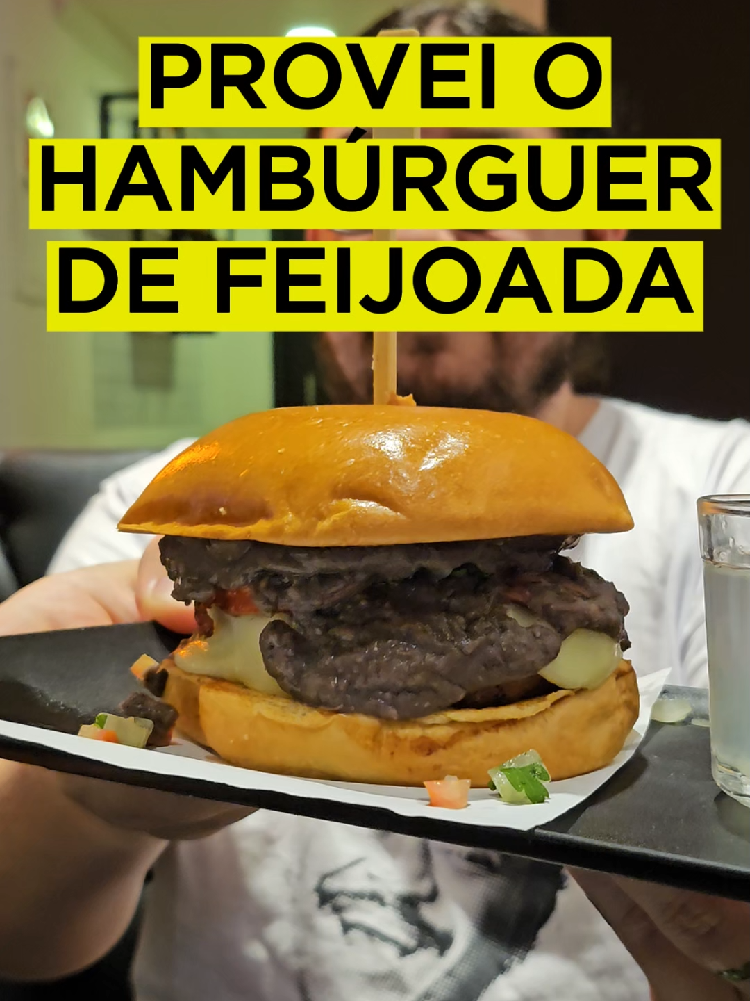 PROVEI HAMBÚRGUER DE FEIJOADA Mais um prato que parece absurdo e muita gente até vai achar que é outro daqueles memes que eu reproduzo em casa só pra zoar, mas é real!! É um hambúrguer escondido no cardápio da All Fries Burger, que eles só fazem nas quartas e nos sábados, por motivos óbvios (se você for paulista)... #hamburguer #AllFries #feijoada