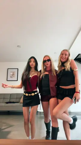 my girlies @oak 💋💗 @alyssaavlogs #trio #outfitinspo #fitcheck #fyp #collab 