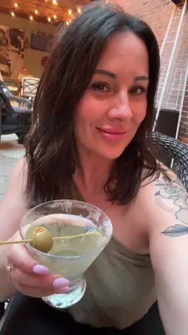 What’s your fav drink of choice?!? I love a good dirty martini!! Vodka no Gin here..🍸🍸🍸Cheers!! #dirtymartini 