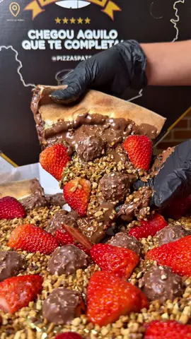 🚨 ALERTA DE VÍCIO 🚨 Essa pizza tem Ferrero Rocher, morangos, castanhas e muito chocolate ao leite 🍫🍓 Uma explosão de sabor que deveria ser proibida de tão boa 🤤🔥 #pizza #pizzalover #fyp #viraltiktok #fy 