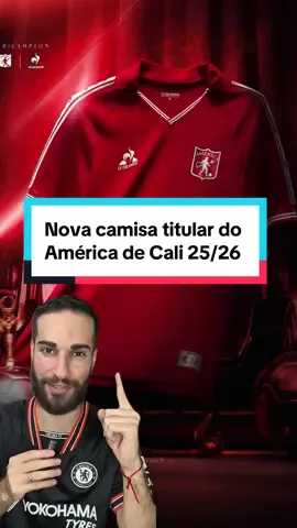NOVA CAMISA TITULAR DO AMÉRICA DE CALI 2025/26 🇨🇴 De casamento! A nova camisa do América de Cali 25/26 é uma verdadeira homenagem à era de ouro do clube o tricampeonato colombiano entre 2000 e 2002. O tradicional vermelho vem acompanhado de gola polo branca e três estrelas nas costas, símbolo de uma geração lendária. ⭐️⭐️⭐️ Pra mim, é nota 10 de 10 simples, elegante e carregada de história. 👉 E pra você, essa é a melhor camisa do América dos últimos anos? #camisadetime #camisasdefutebol #americadecali #lecoqsportif 