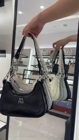 Mỗi màu một vibe, nhưng màu nào cũng auto sang 👜✨      #HAPAS #YEUTUDIEUNHONHAT #QUATANG2010 #TuiXachNu #OOTD 