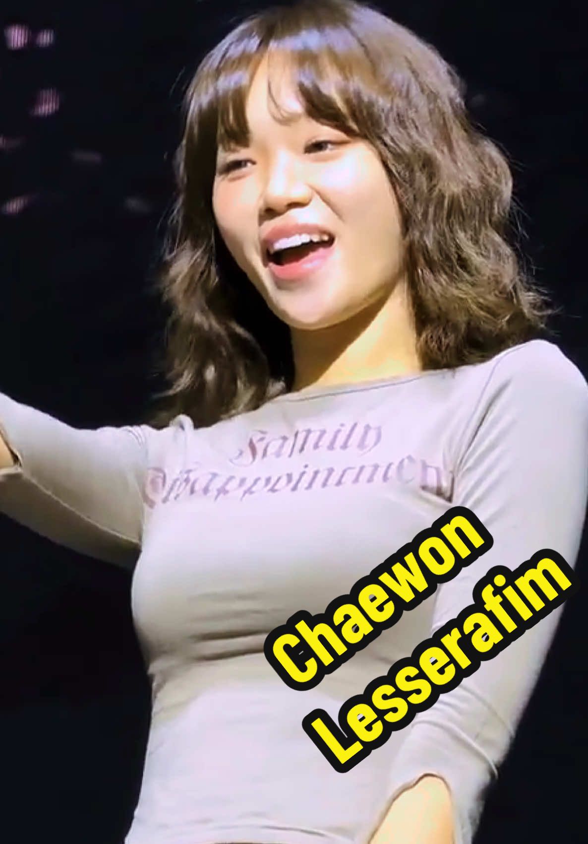 Chaewon is giving us a little show for our dreams 👀 #chaewon #lesserafim #kpop #fancam #chaewonlesserafim 