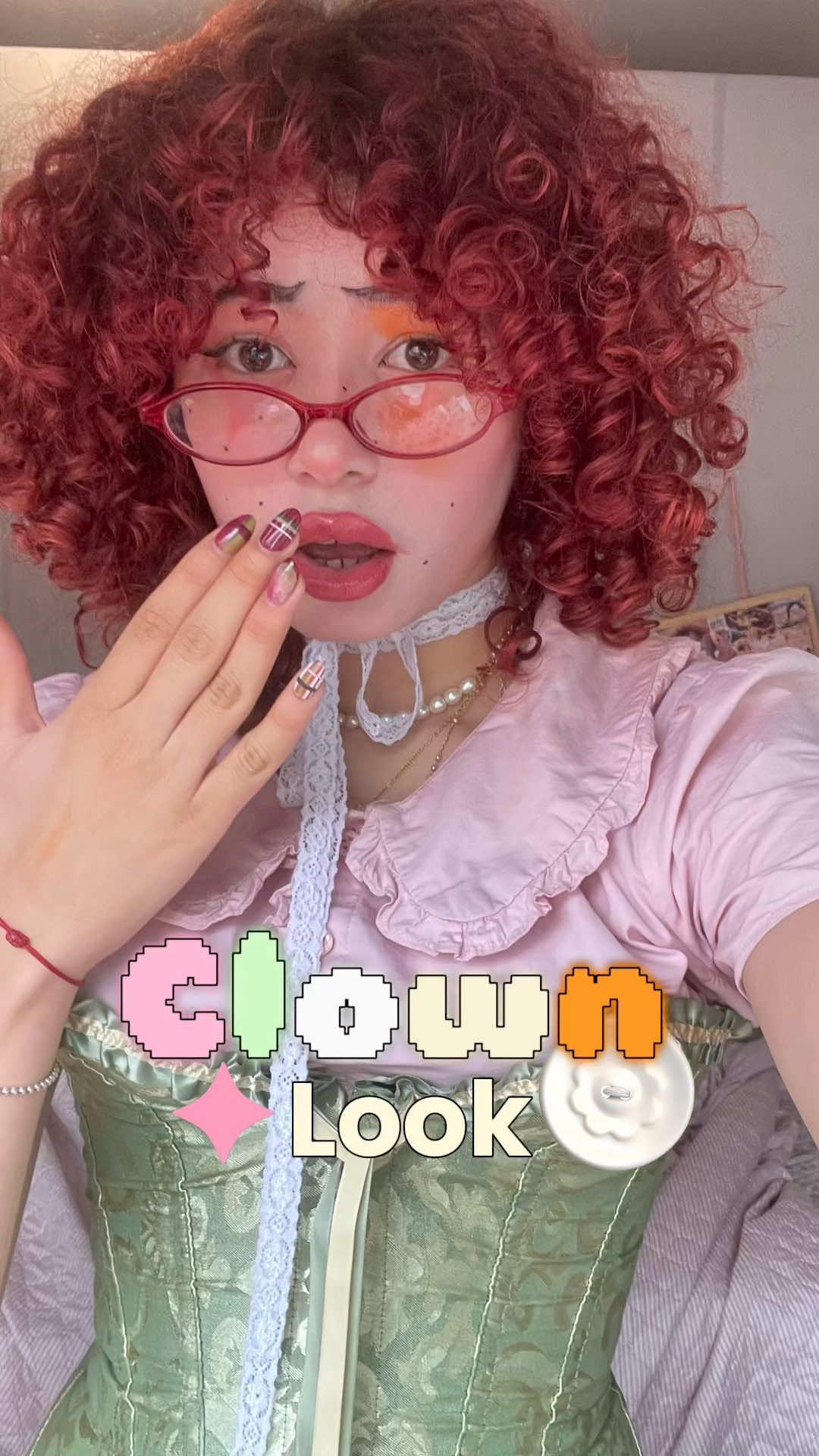 Me dijeron payasa 😜 y tenían razón 💗 Siempre sé tú misma twin ☝🏻 alguna vez te han dicho algo por tu forma de vestir ?  #clown #curly #makeup #payasa #makeuplook 