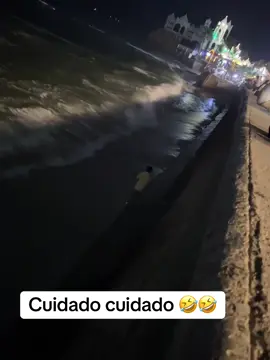 Por eso no tomen cuando andan en el malecón #mazatlan #ola #huracan #borrachos_parranderos #fyp 