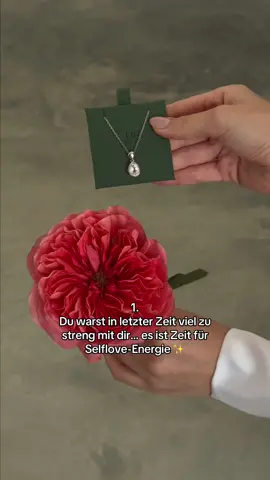 Rosenquarz ist der Stein der Liebe 💗 Er erinnert dich daran, dich selbst mit der gleichen Wärme zu behandeln, die du anderen gibst. Seine Energie bringt Harmonie in Beziehungen, heilt alte Wunden und öffnet dein Herz für neue Liebe – zu dir selbst oder zu jemand anderem ✨ Rosenquarz Schmuck findest du in meinem Shop 🤍 Link in Bio #kristallschmuck #kristalle #edelsteine #rosenquarz 