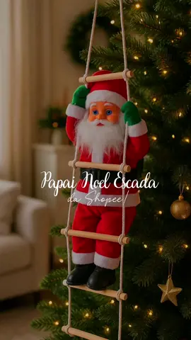 Encante sua decoração com o Boneco Papai Noel Grande Subindo Escada! Com 90cm e detalhes natalinos incríveis, ele traz o espírito do Natal para dentro de casa com muito charme e alegria. Ideal para enfeitar salas, vitrines e cantinhos especiais! 🎄 👉 Garanta já o seu e deixe o Natal ainda mais mágico! Link na bio. #DecoraçãoNatalina #PapaiNoel #NatalEncantado #MagiaDeNatal #ToqueEncantadorShop